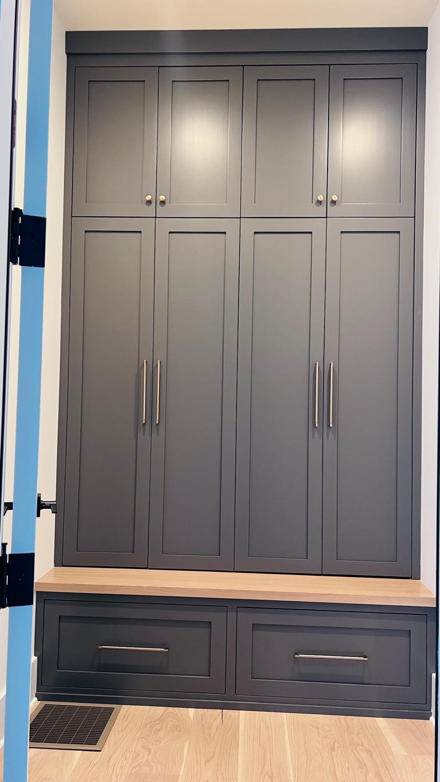 Mueble built-in en sala con acabado sofisticado